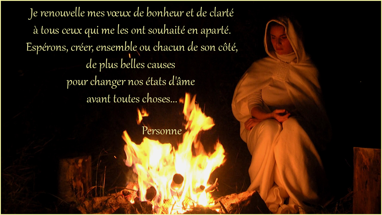 Photo de Personne vêtue de blanc, près d'un feu de camp, la nuit, pour illustrer texte Je renouvelle mes voeux de bonheur et de clarté à tous ceux qui me les ont souhaité en aparté. Espérons, créer, ensemble ou chacun de son côté, de plus belle causes pour changer nos états d'âme avant toutes choses... Personne